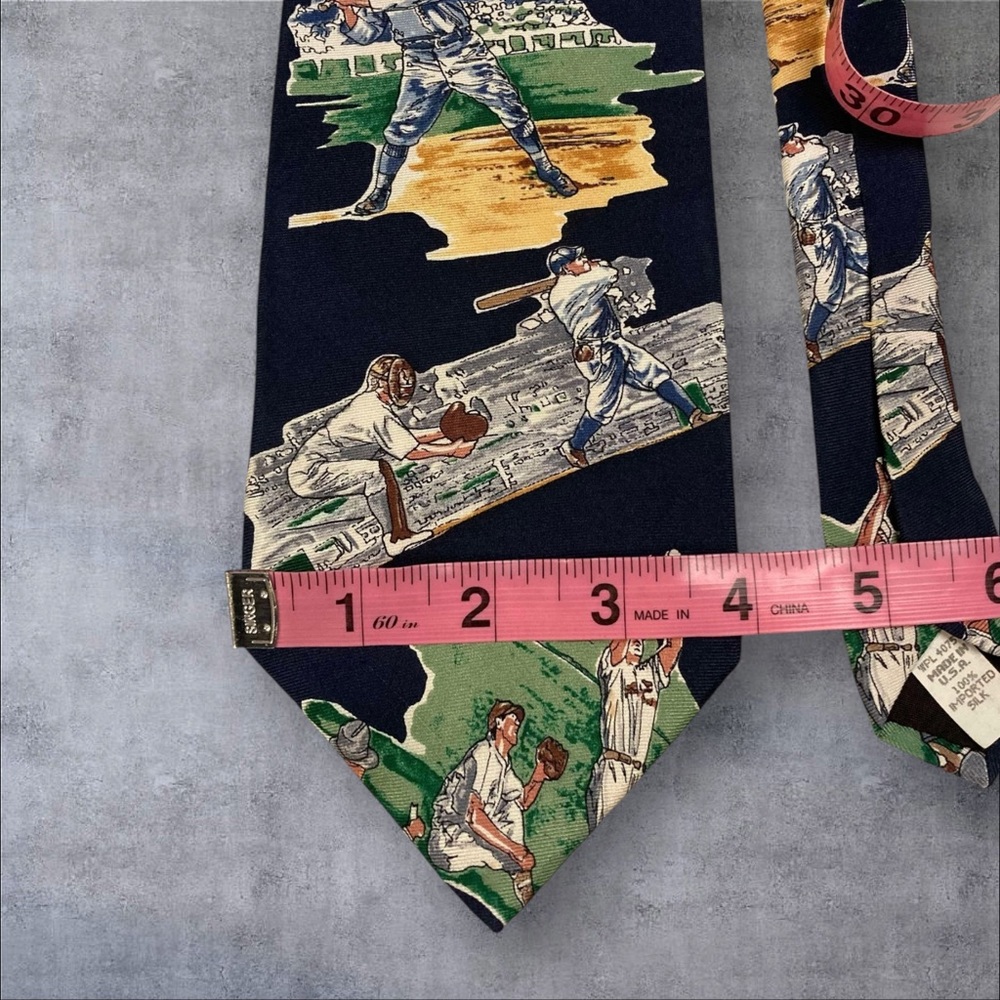 Oscar de la Renta 100% Imported Silk Necktie